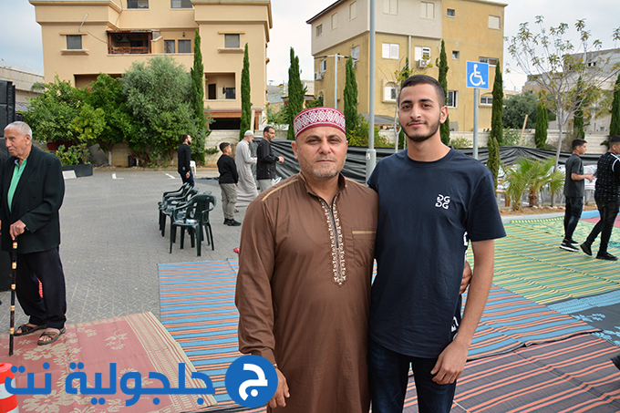 اهالي جلجولية يؤدون صلاة عيد الاضحى في ساحة مسجد الروضة في جلجولية 